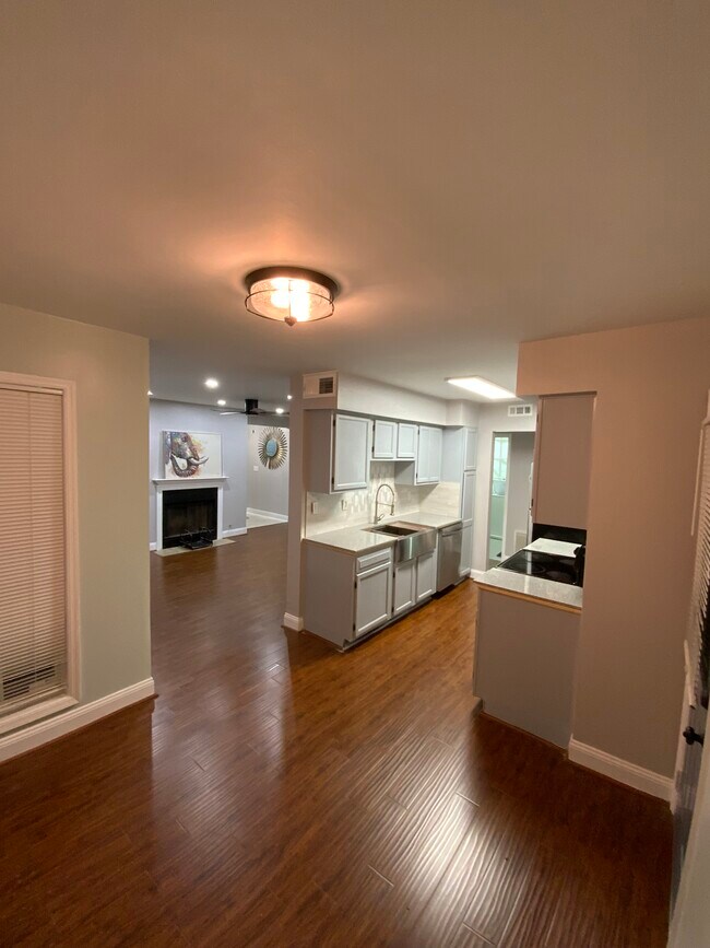 Building Photo - 606 Glenleaf Dr