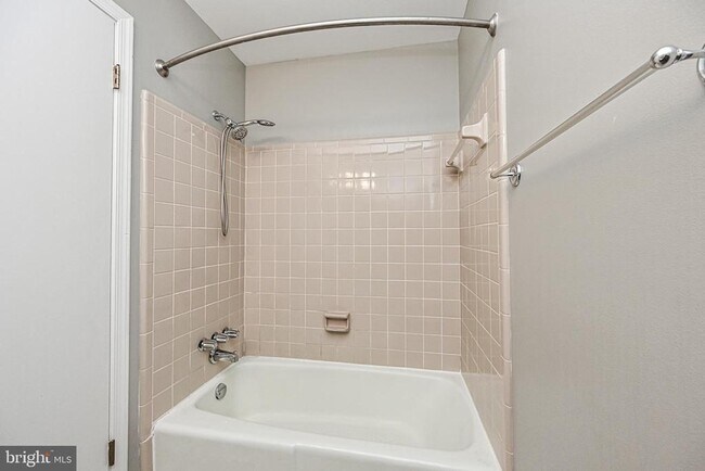 Building Photo - 5572 Kendrick Ln