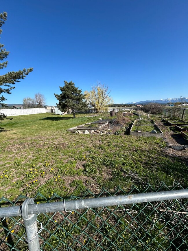 Building Photo - For Lease: 3BR/2BA Home with Spacious Yard...