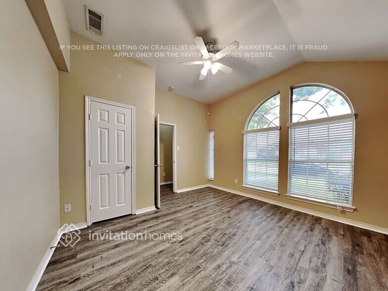 Building Photo - 2800 St Martin Dr