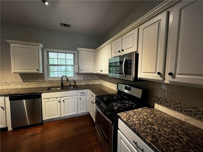 Building Photo - 2258 St Albans Pl