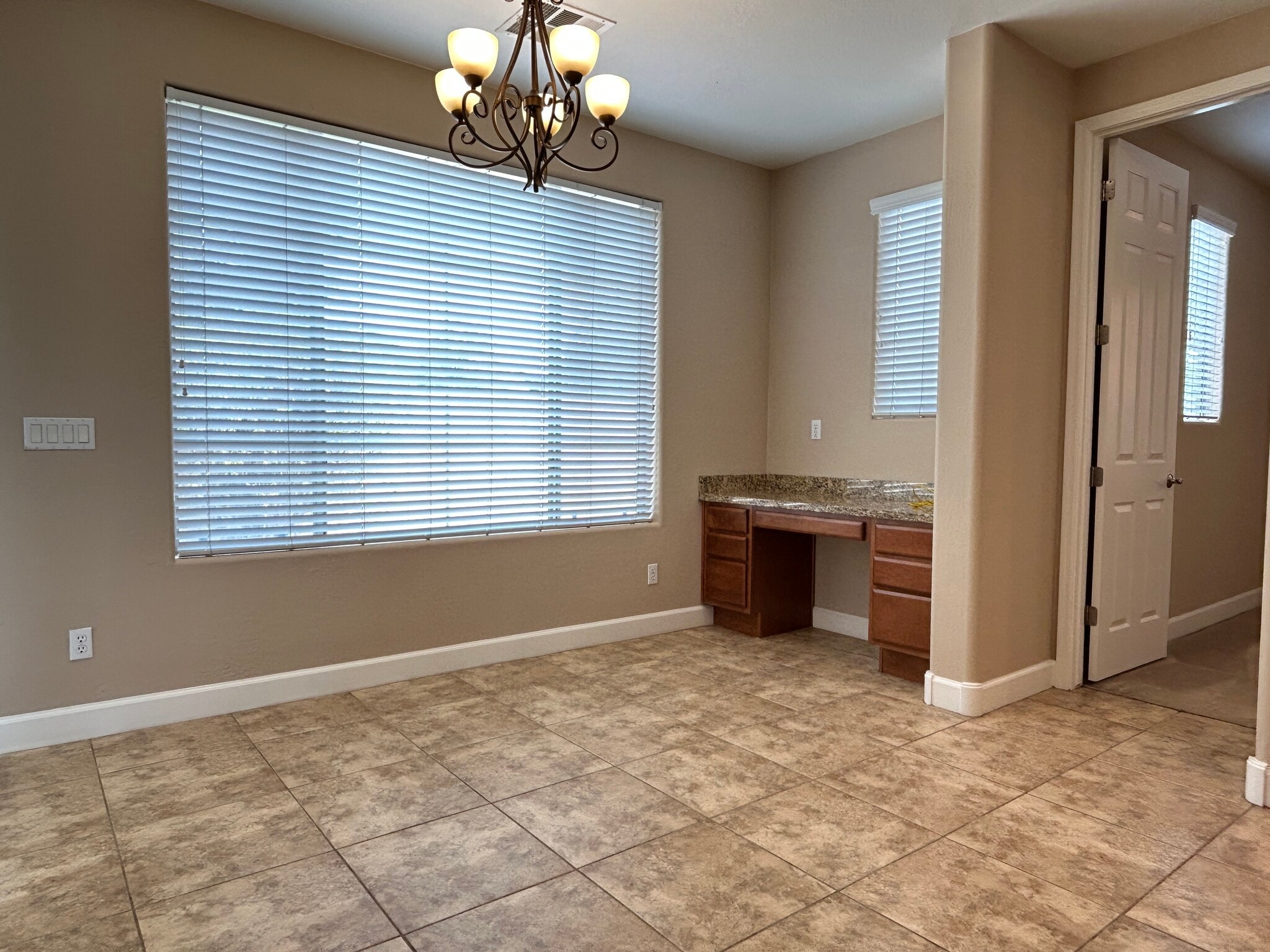 Eat In Kitchen w/Desk - 300 W Wisteria Pl