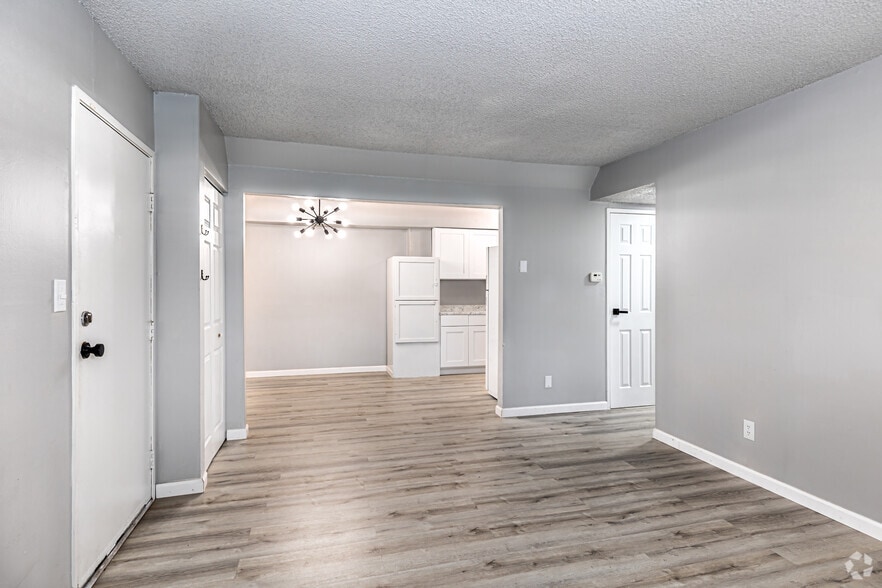 3BR, 1BA - 1025SF Livingroom - Forest Cove