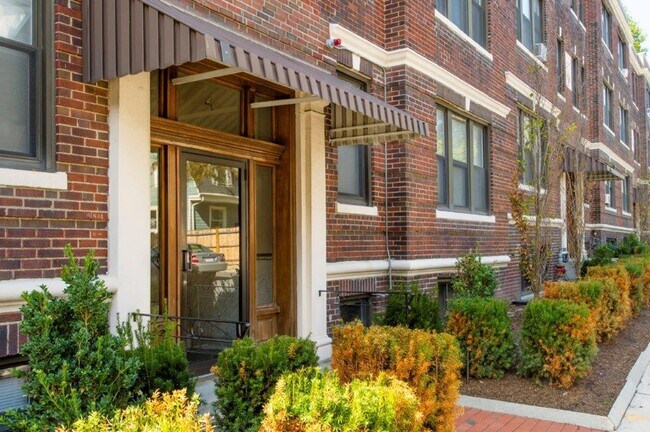 Building Photo - Great 1.5 Bed Located Close to Green Line and Dunkins'!