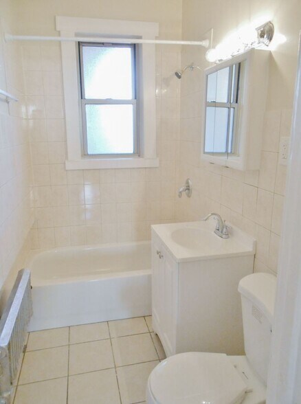 Building Photo - 1603 W Berteau Ave