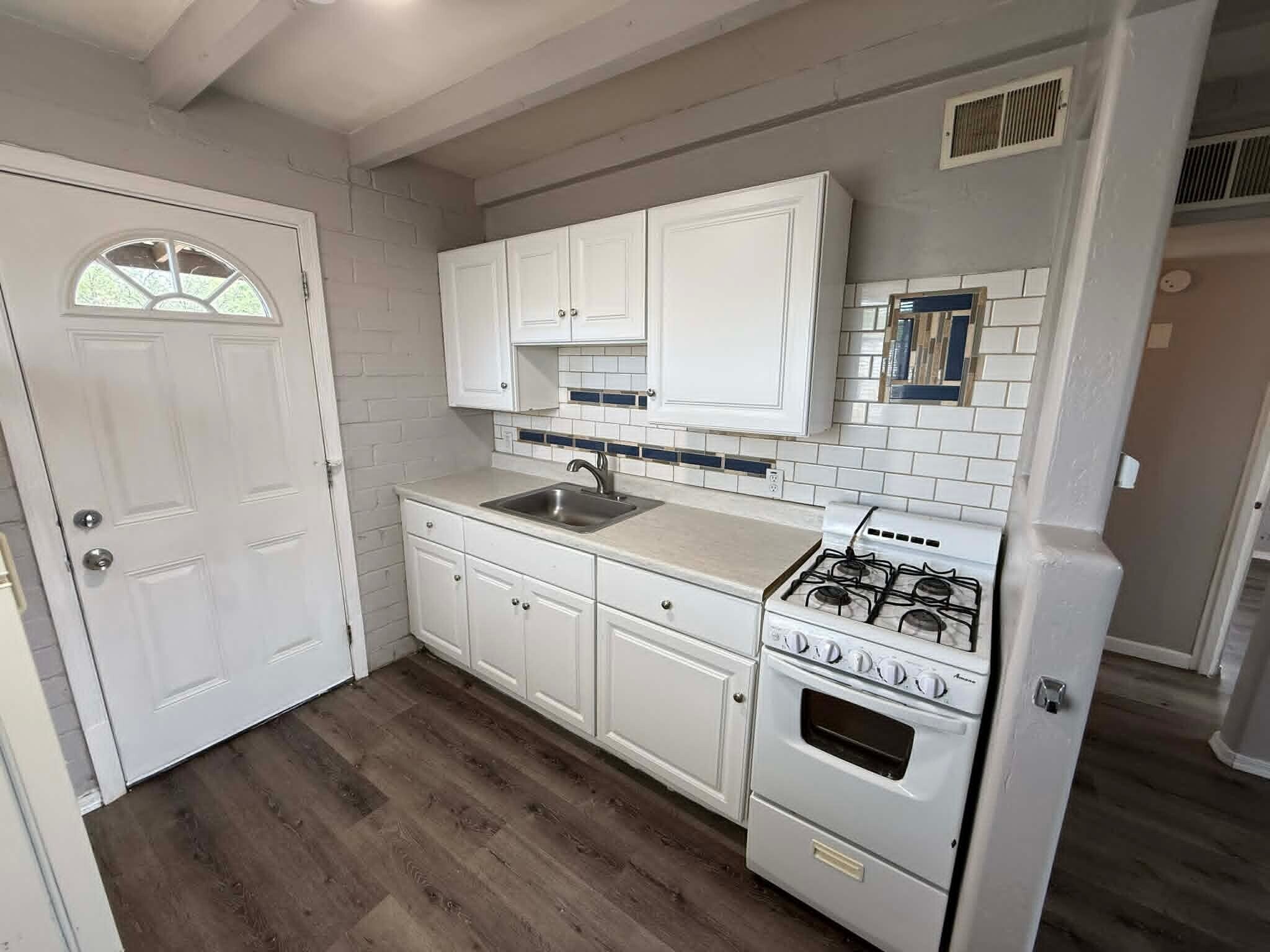 Building Photo - 827 N Columbus Blvd