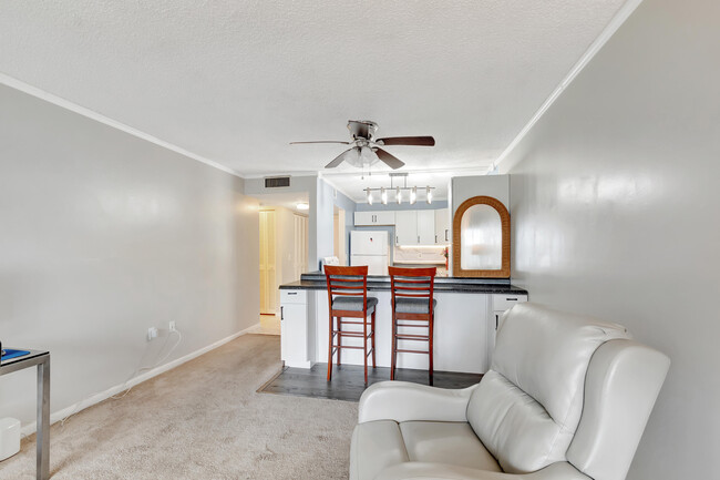 Building Photo - 1516 S Lakeside Dr
