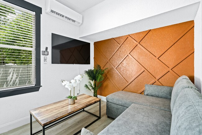 Building Photo - 209 W Gladys St