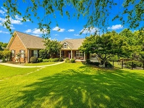 Building Photo - 128 Fox Farm Way