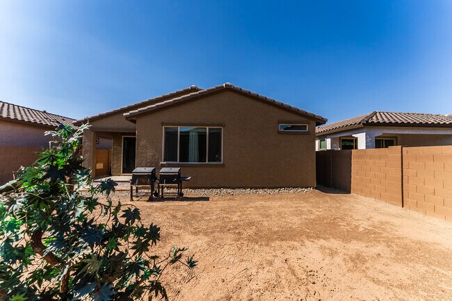 Building Photo - 1645 W la Mirada Dr