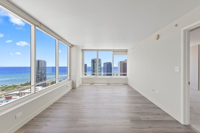 Building Photo - Convenient Urban Living!