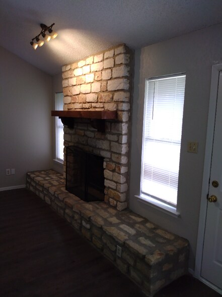 Building Photo - 908 Garden View Dr