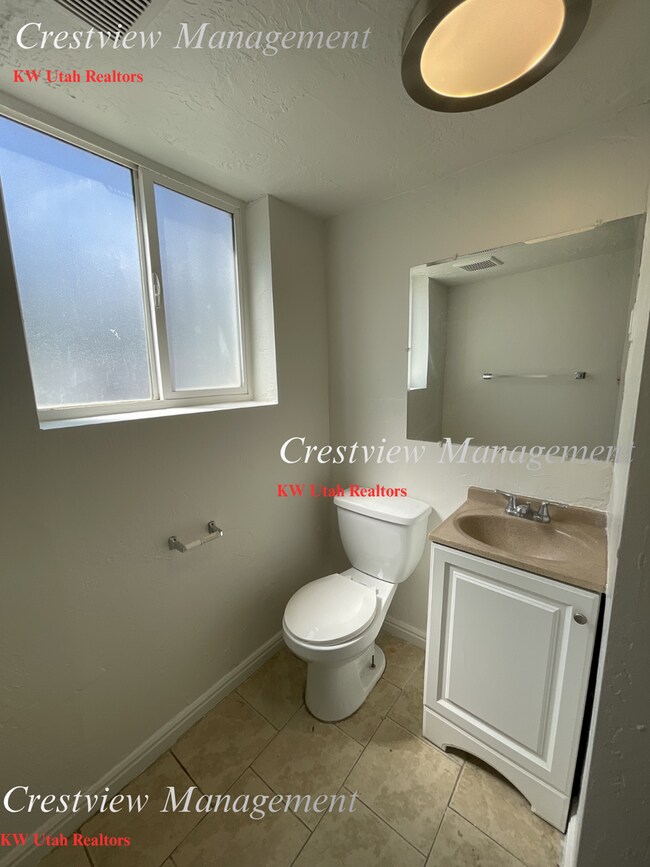 Building Photo - Spacious Home in Magna – Convenient Location!