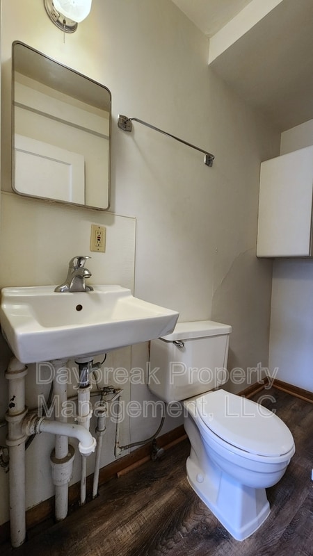 Building Photo - 1209-11 1/2 11 1/2 St N