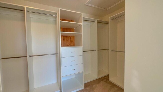 Building Photo - 9 Yale Ct