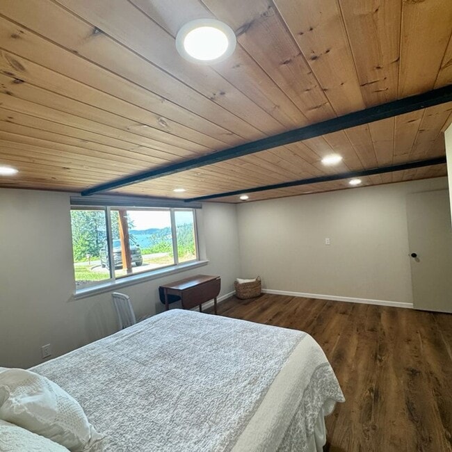 Building Photo - Beautiful lakeview home for rent