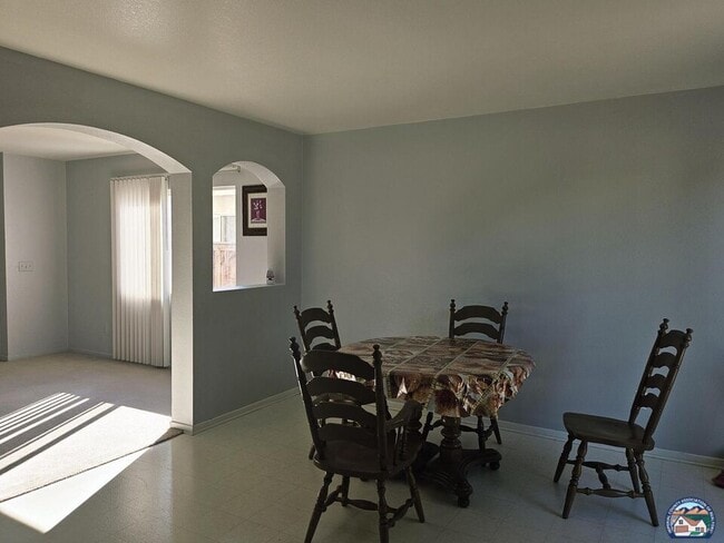 Building Photo - 1481 Rodeo Dr