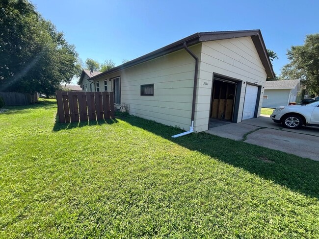 Building Photo - 2 Bed/1 Bath Duplex with Garage and Unfinished Basement!
