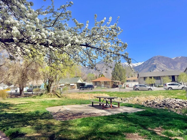 Building Photo - Charming 3-Bedroom Condo in Franklin Park – Prime Provo Location