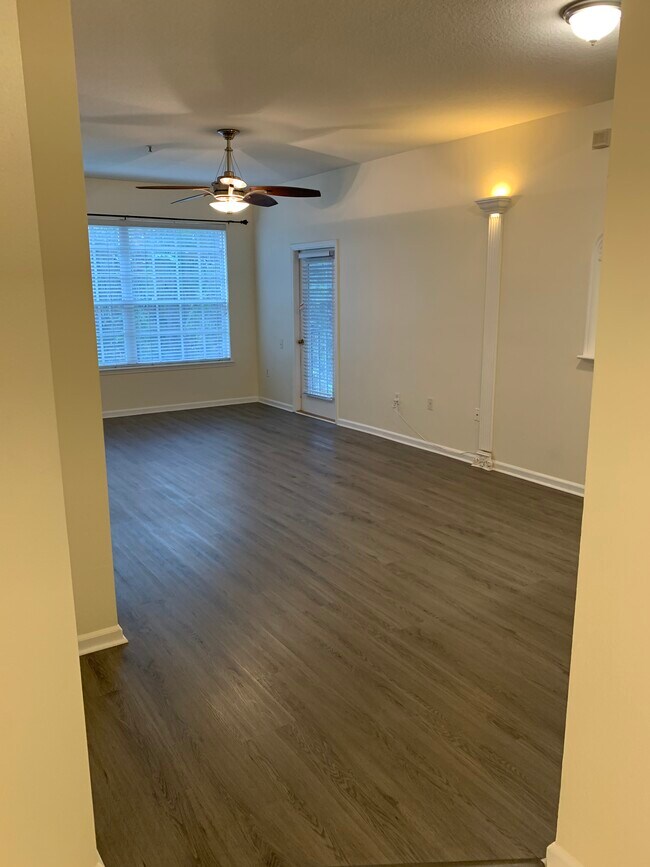 Building Photo - 10550 Baymeadows Rd