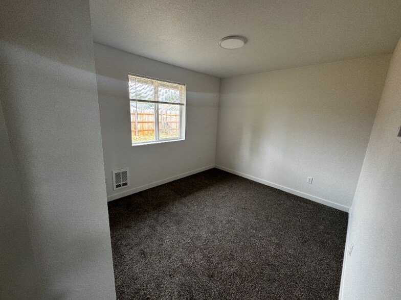 Building Photo - 1531 W Locust St