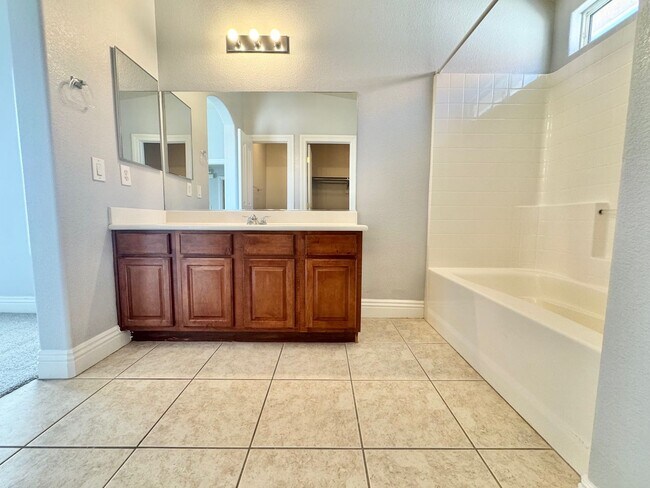 Building Photo - Stunning 4 bedroom home offering comfort and space in North Las Vegas