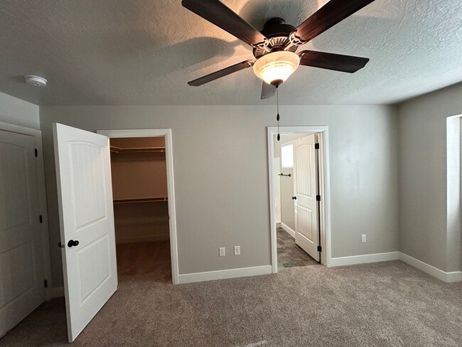 Building Photo - Meadow Crest Home!!!!