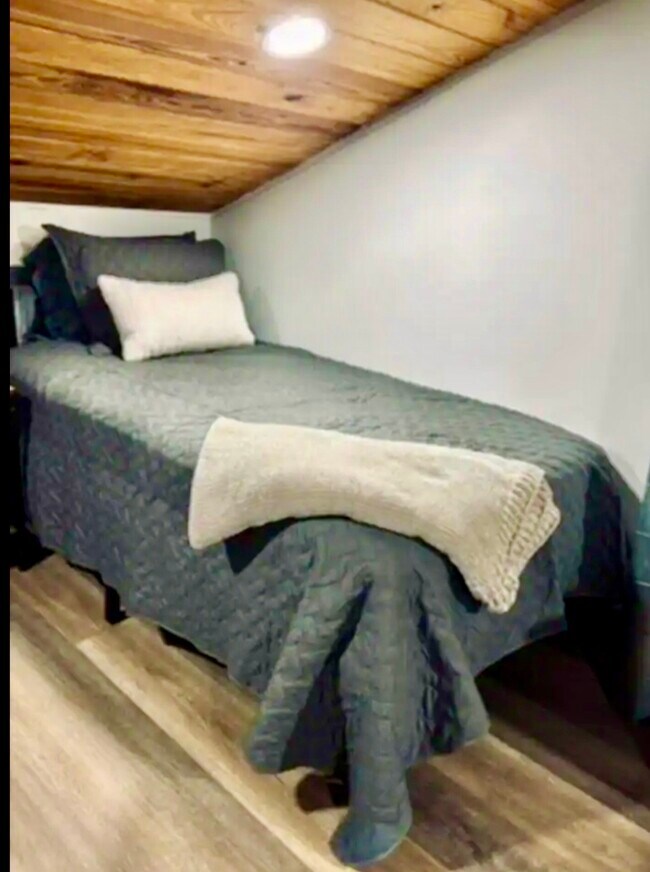 Building Photo - 373 Saddle Surrey Rd