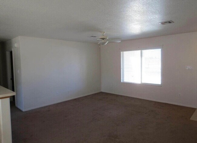 Building Photo - "Well-Kept 3 Bedroom 2 bathroom Villa Chap...