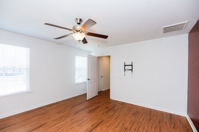 Building Photo - Amazing 4 bedrooms, 2.5 baths 2-story home in Clemmons w/ 2 car garage/fenced in backyard