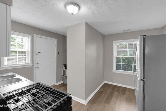 Building Photo - 1927 S 28th St