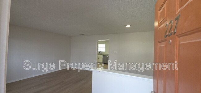 Building Photo - 227 Vista Way