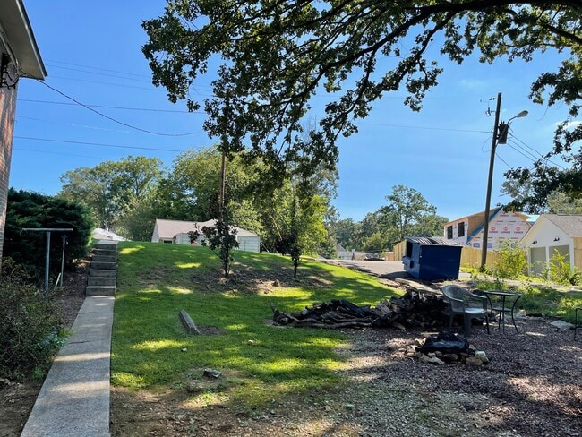 Shared backyard - 1900 Courtney Dr