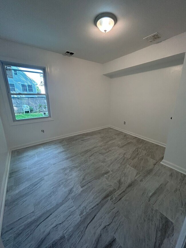 Building Photo - 1139 Sewall Ave