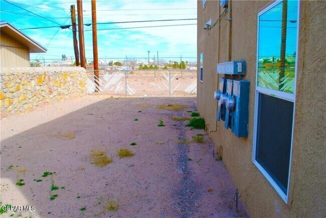 Building Photo - 205 N Little Flower Rd