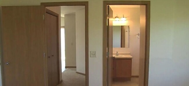 Building Photo - Lake Hallie Duplex