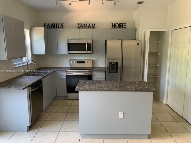 Building Photo - 3001 SE 17th Ave