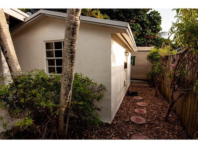 Building Photo - 6384 SW 31st St