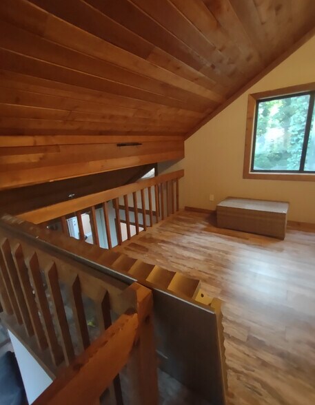 Building Photo - Room in House on New Crossing Trail E