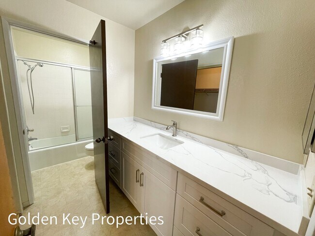 Building Photo - Welcome to this stunning duplex located in beautiful Bonsall!