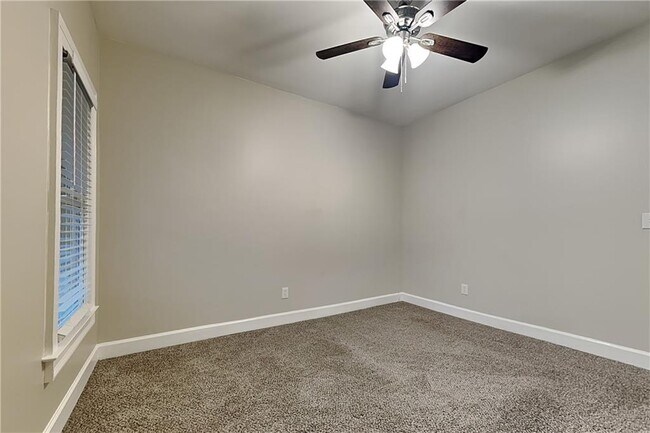 Building Photo - 601 Peach Pl