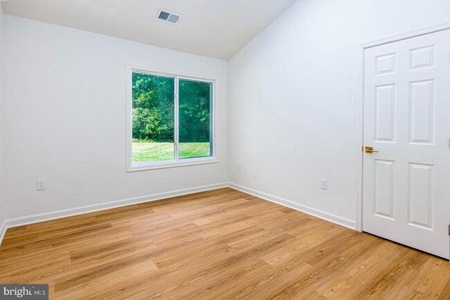 Building Photo - 102 Golf Ct