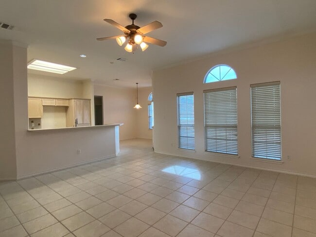 Building Photo - AFFORDABLE ISLAND LIVING!