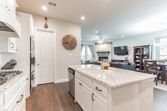 Building Photo - 14800 Belclaire Ave