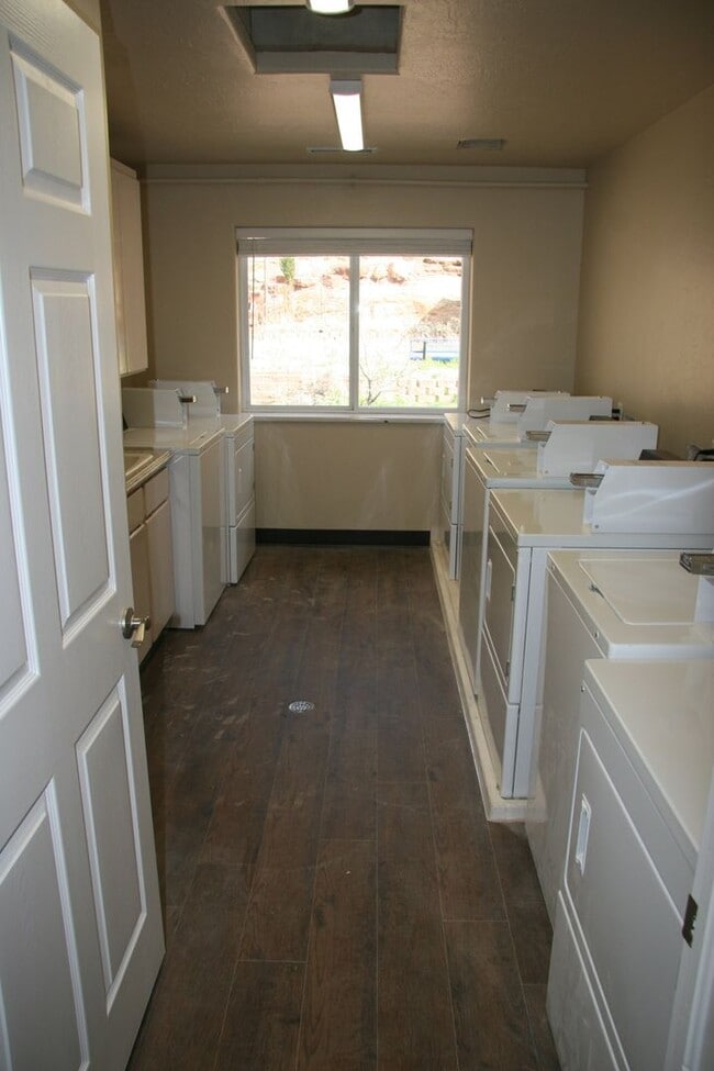Building Photo - *utilities included* Large 1 bedroom apart...