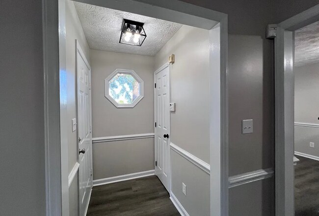 Building Photo - NEW LISTING!!!!!