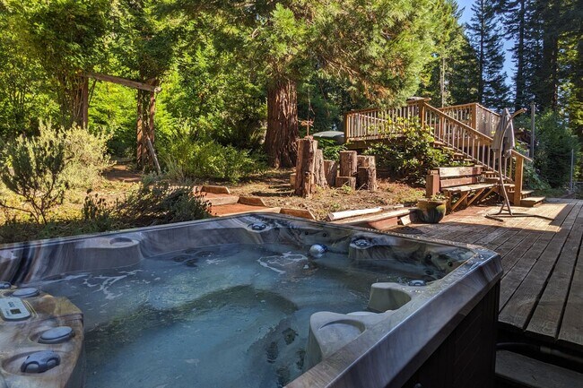 Building Photo - Spacious Custom Home, Most Utilities Included!