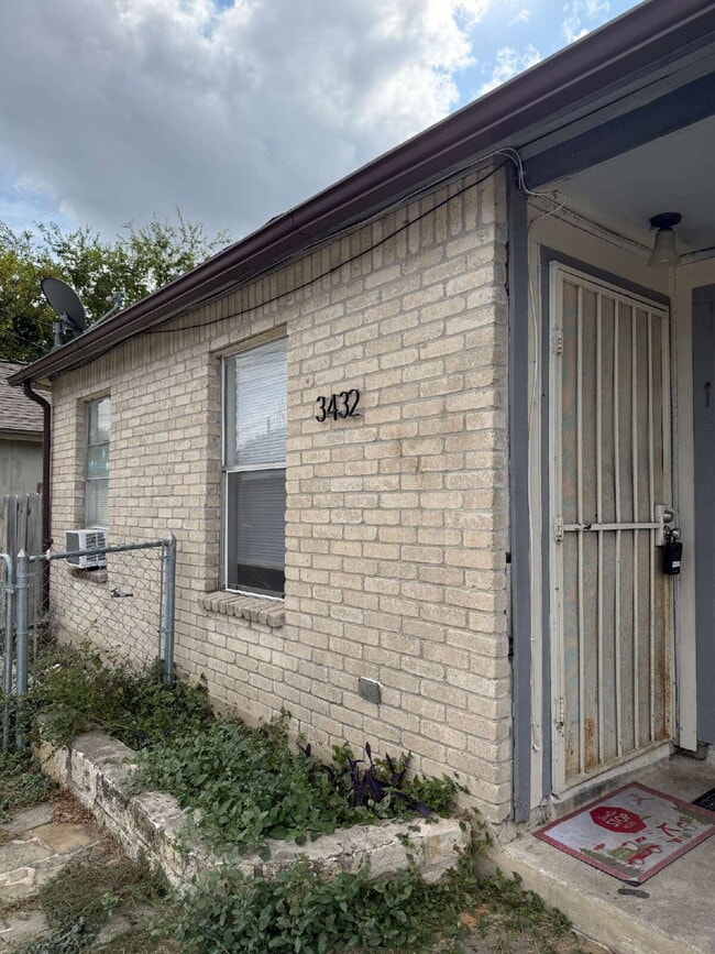 Building Photo - Two Bedroom Charmer with Washer & Dryer In...