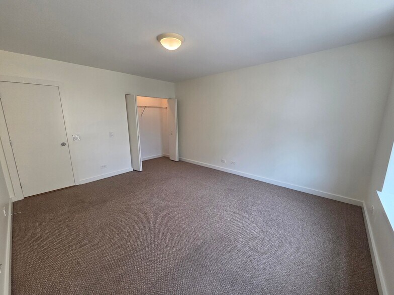 Building Photo - 2220 W Maypole Ave
