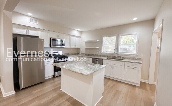 Building Photo - 2044 Saulsbury Pl